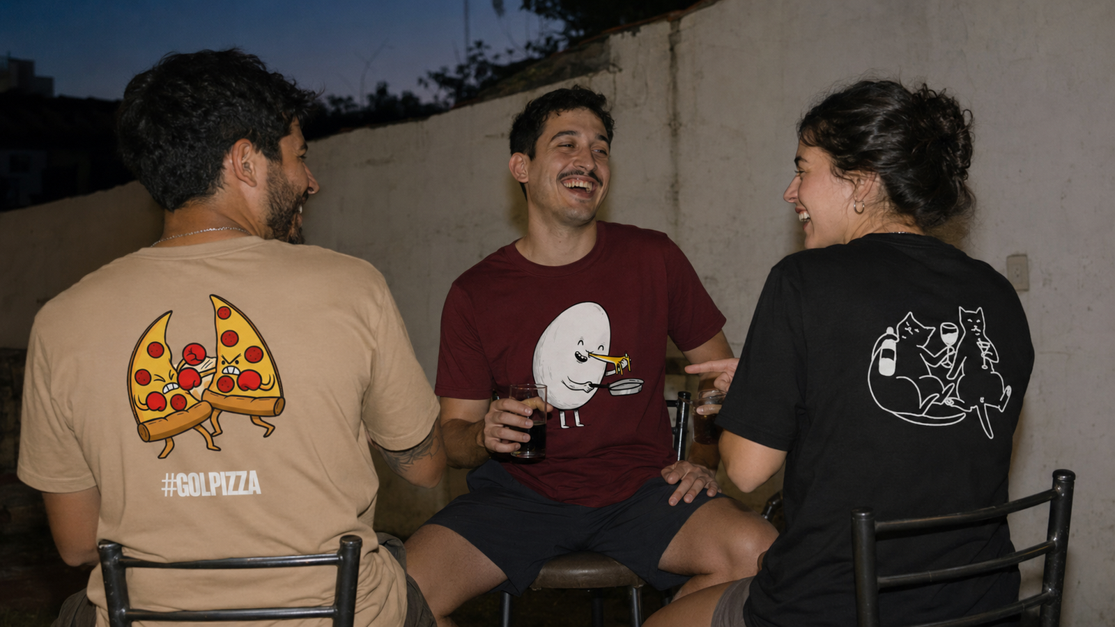 Tres personas muestran diferentes diseños de remeras personalizadas de Devrim.